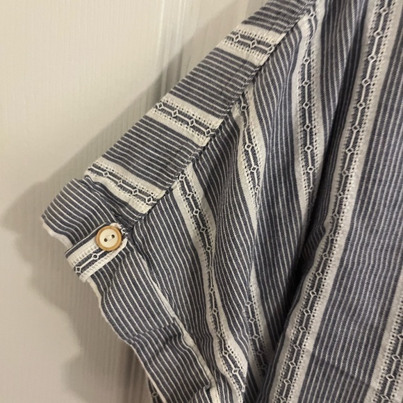 Rafaela Vertical stripe textured t-shirt. Button details. Size Medium. - Picture 5 of 10